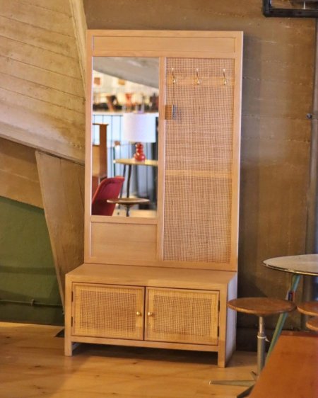 علاقة ملابس مع مراه و خزانة